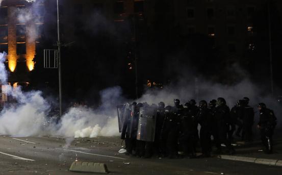 纵火袭警闯议会大楼!塞尔维亚爆发大规模抗议活动,要求总统武契奇下台