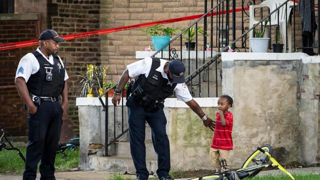 美国暴动继续升级,芝加哥市一夜发生70起枪击事件,14人中枪身亡