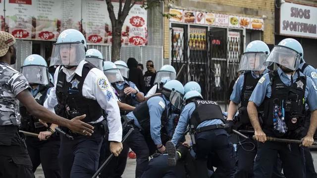 美国暴动继续升级,芝加哥市一夜发生70起枪击事件,14人中枪身亡