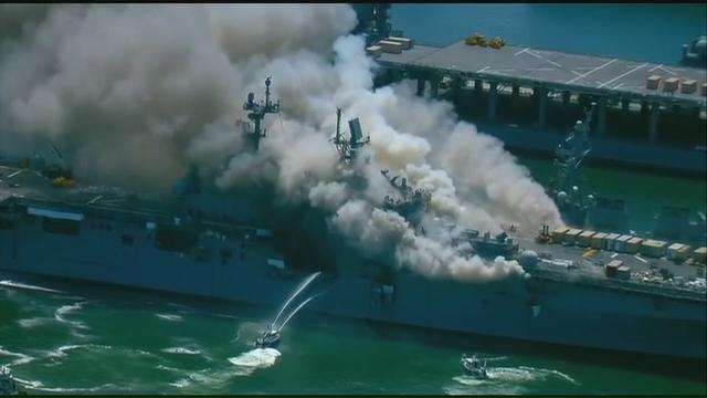 美国海军准航母爆炸起火,港口多艘舰艇紧急避让,专家:或要报废