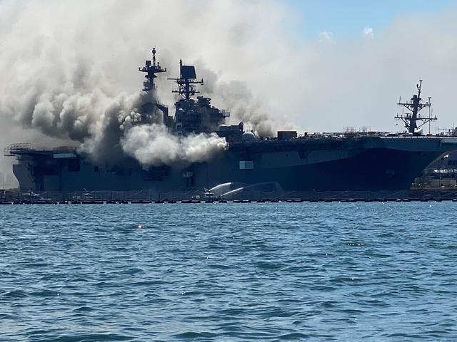 美国海军准航母爆炸起火,港口多艘舰艇紧急避让,专家:或要报废