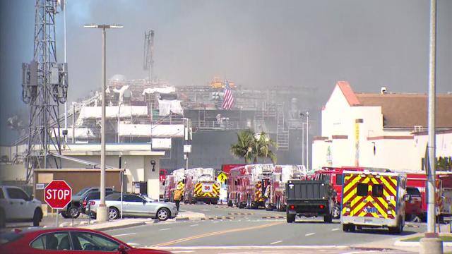 美国海军准航母爆炸起火,港口多艘舰艇紧急避让,专家:或要报废