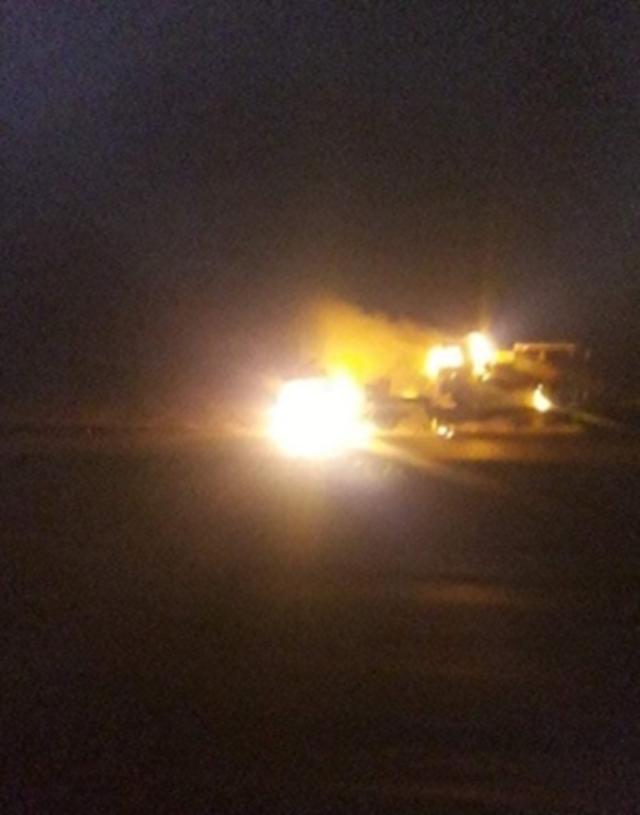美军车队趁夜偷油,突遭袭击,战术卡车瞬间被打爆,大火映照夜空