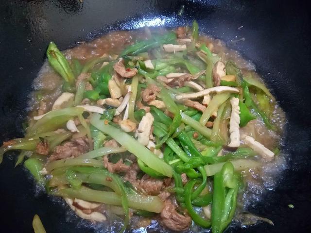 炒菜放肉丝,要怎样炒才会吃着不柴,口感嫩,教你炒肉丝的小技巧