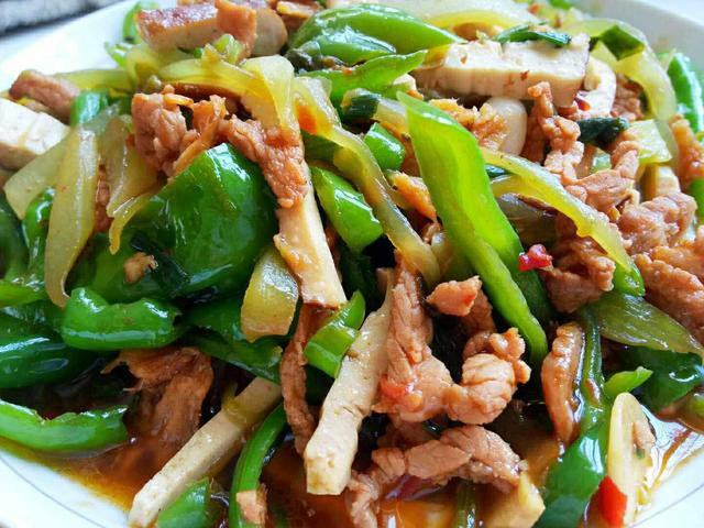 炒菜放肉丝,要怎样炒才会吃着不柴,口感嫩,教你炒肉丝的小技巧