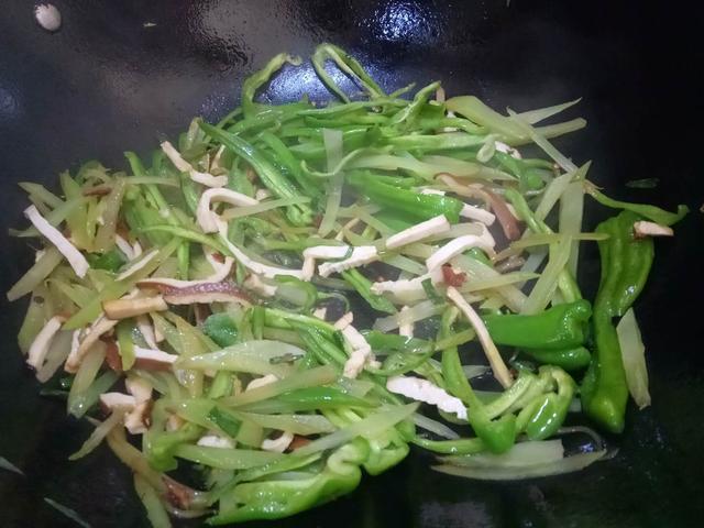 炒菜放肉丝,要怎样炒才会吃着不柴,口感嫩,教你炒肉丝的小技巧