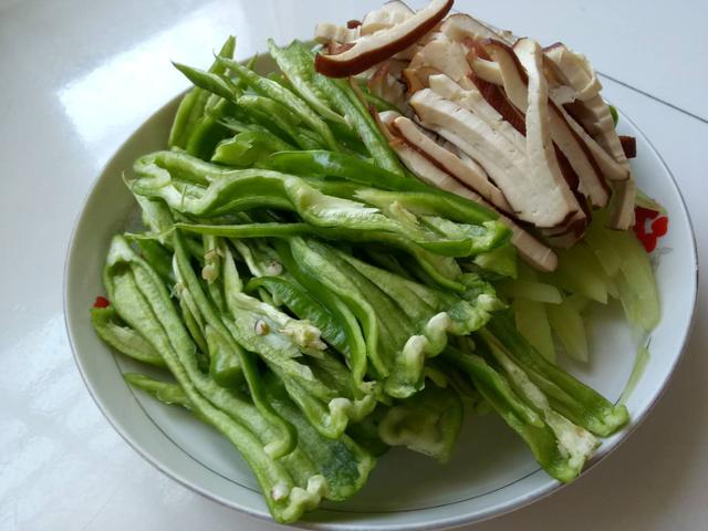 炒菜放肉丝,要怎样炒才会吃着不柴,口感嫩,教你炒肉丝的小技巧