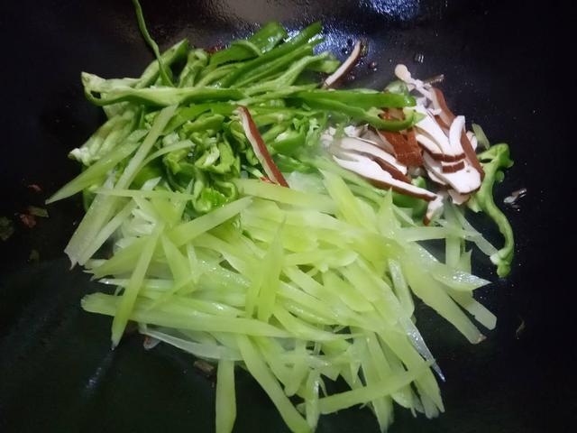 炒菜放肉丝,要怎样炒才会吃着不柴,口感嫩,教你炒肉丝的小技巧