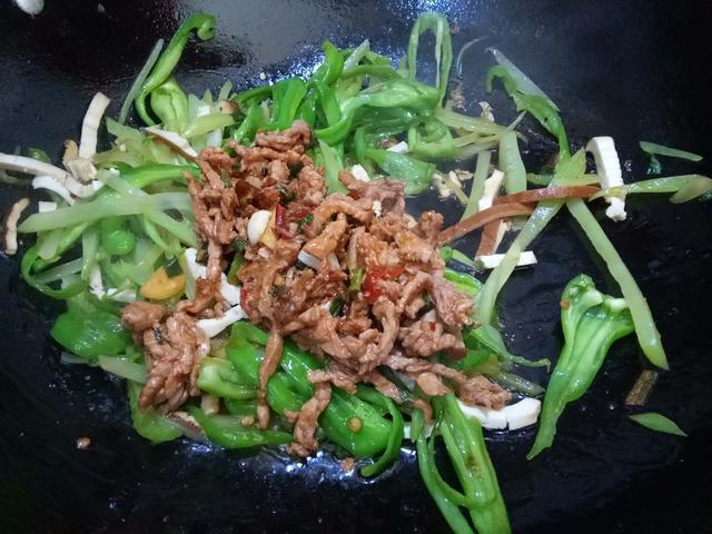 炒菜放肉丝,要怎样炒才会吃着不柴,口感嫩,教你炒肉丝的小技巧