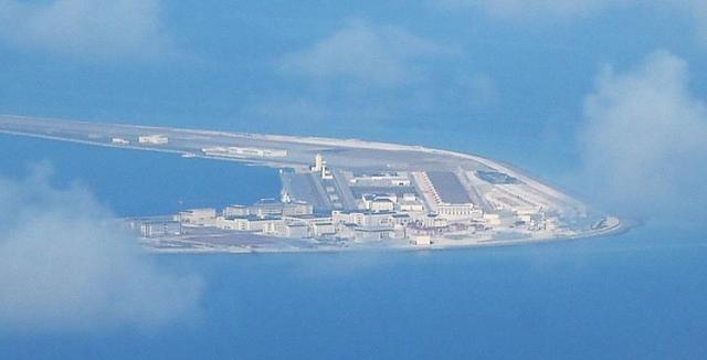 英国记者:中国修筑海上“长城”,基地竖起200吨纪念石碑