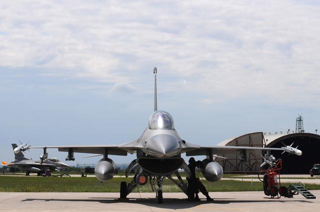坠机全覆盖,美空军又一F-16坠毁,飞行员跳伞逃生