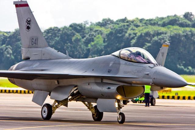 坠机全覆盖,美空军又一F-16坠毁,飞行员跳伞逃生