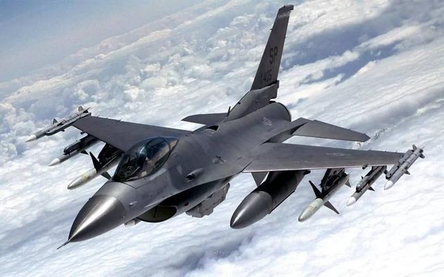 坠机全覆盖,美空军又一F-16坠毁,飞行员跳伞逃生
