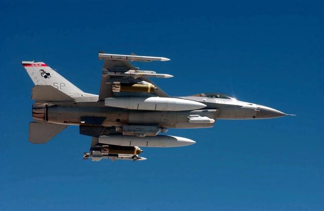 坠机全覆盖,美空军又一F-16坠毁,飞行员跳伞逃生
