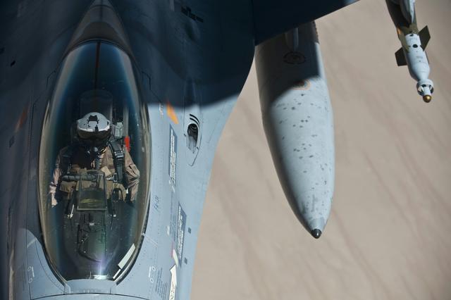 坠机全覆盖,美空军又一F-16坠毁,飞行员跳伞逃生