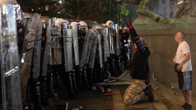 美国警察对“起义军”发出最后通牒:一枚迫击炮弹炸进波特兰法院