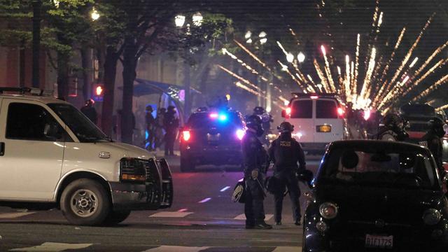 美国警察对“起义军”发出最后通牒:一枚迫击炮弹炸进波特兰法院