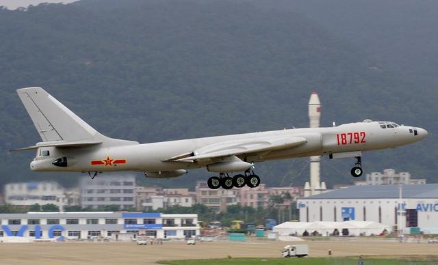 苏联空军师长开70吨战机从美航母头上掠过,想再来一把却玩脱了