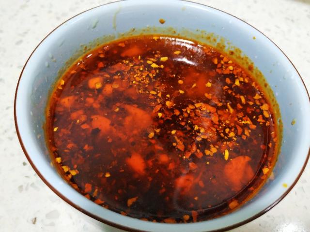 天气渐热,给家人做一道红油凉粉,酸辣爽口,开胃下饭,吃着过瘾