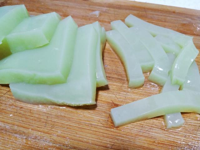 天气渐热,给家人做一道红油凉粉,酸辣爽口,开胃下饭,吃着过瘾