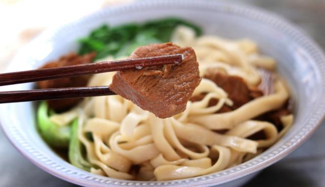 外面的牛肉面很贵,教你在家做私房牛肉面,干净卫生还好吃