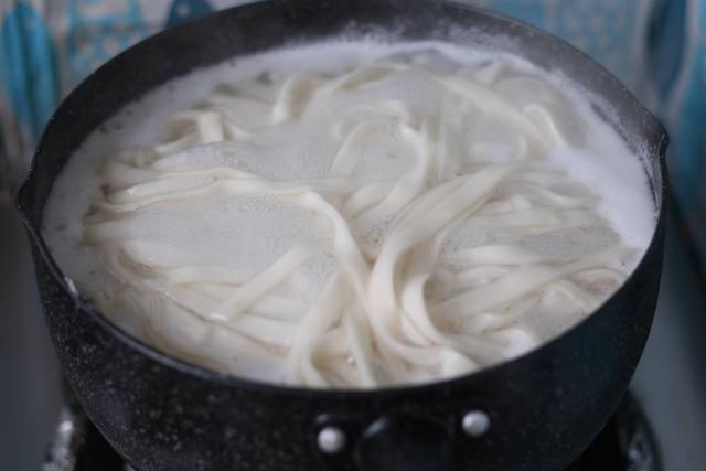 外面的牛肉面很贵,教你在家做私房牛肉面,干净卫生还好吃