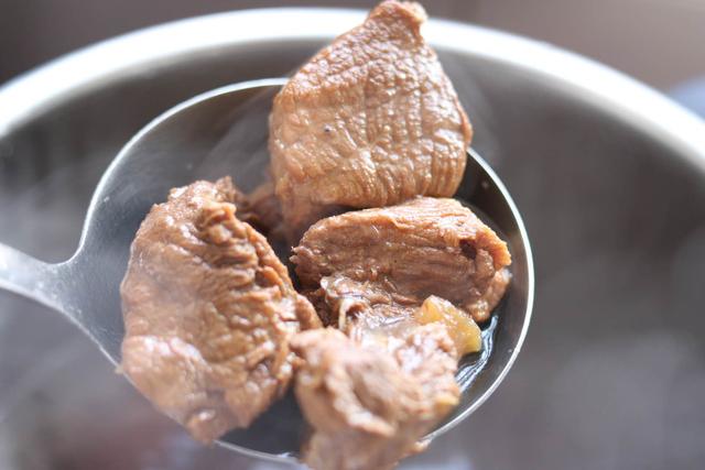 外面的牛肉面很贵,教你在家做私房牛肉面,干净卫生还好吃