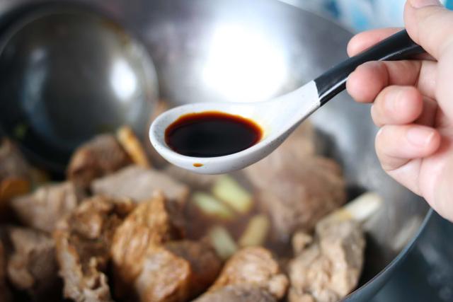 外面的牛肉面很贵,教你在家做私房牛肉面,干净卫生还好吃