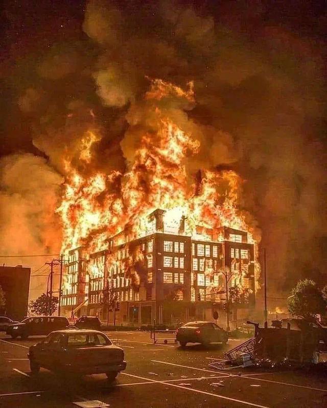 美国搞骚乱待遇不一样:西雅图从背后刀捅警察,多地开始秋后算账