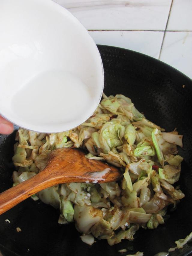 教你做“鱼香包菜”,比饭店的还好吃,配上大米饭大口吃,真香