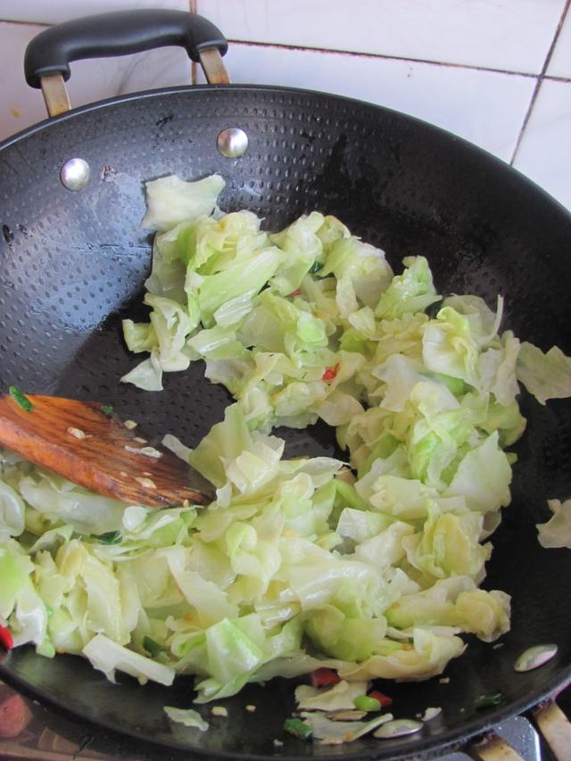 教你做“鱼香包菜”,比饭店的还好吃,配上大米饭大口吃,真香