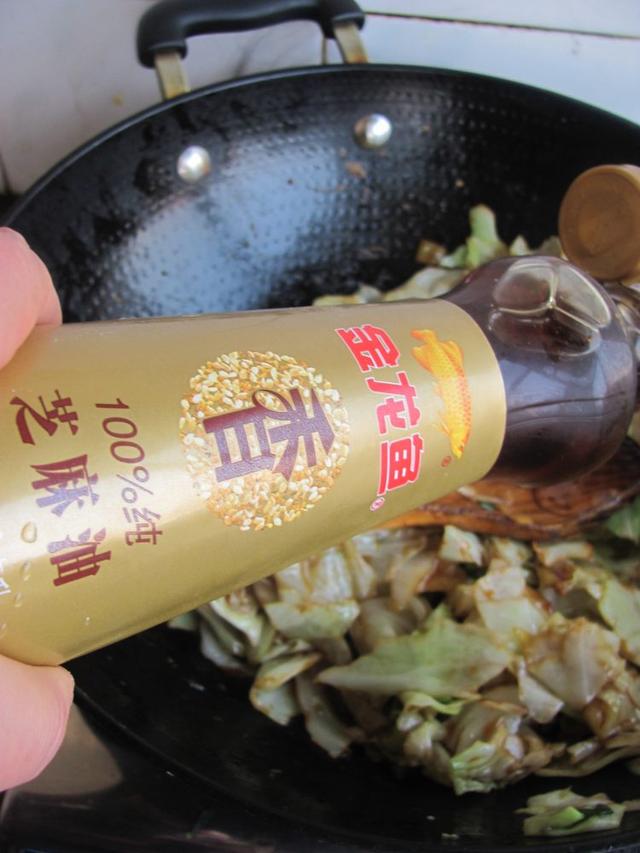 教你做“鱼香包菜”,比饭店的还好吃,配上大米饭大口吃,真香