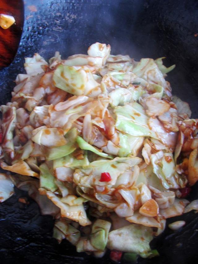 教你做“鱼香包菜”,比饭店的还好吃,配上大米饭大口吃,真香