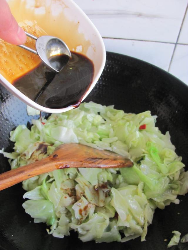 教你做“鱼香包菜”,比饭店的还好吃,配上大米饭大口吃,真香