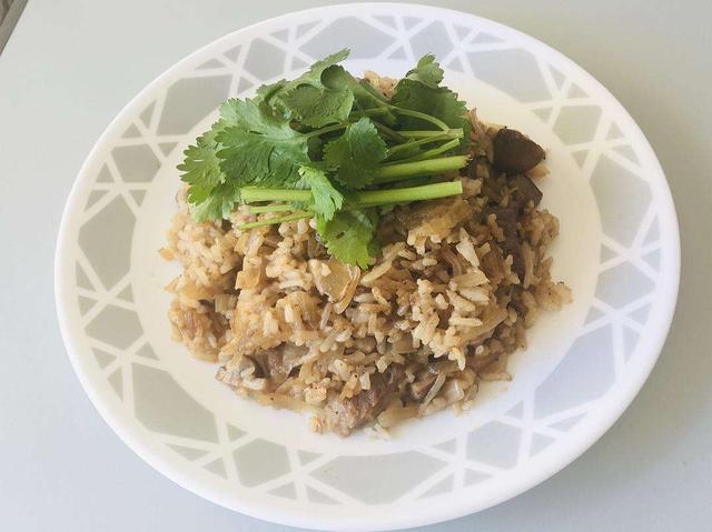 百吃不厌!学会这样做蒜香牛肉炒饭,不仅美味解馋,而且营养丰富