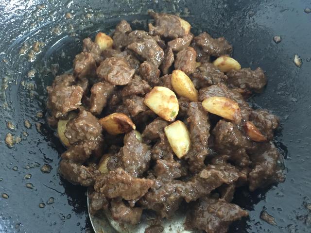百吃不厌!学会这样做蒜香牛肉炒饭,不仅美味解馋,而且营养丰富
