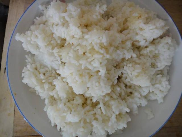 百吃不厌!学会这样做蒜香牛肉炒饭,不仅美味解馋,而且营养丰富
