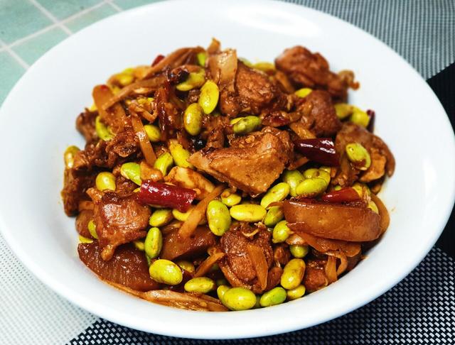 这个吃毛豆的季节千万不要错过鸭肉烧毛豆这道经典的农家菜