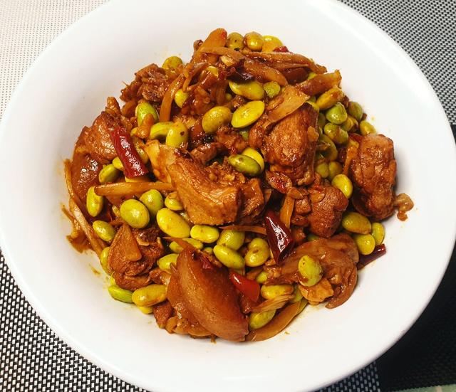 这个吃毛豆的季节千万不要错过鸭肉烧毛豆这道经典的农家菜