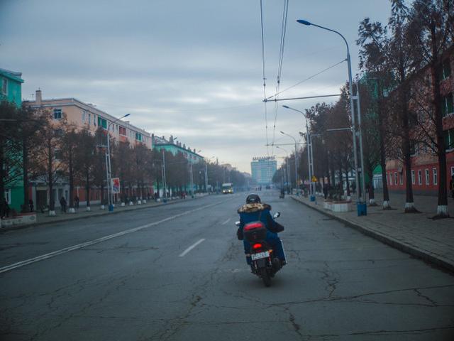 走进朝鲜:在朝鲜哪些人才会骑摩托车?