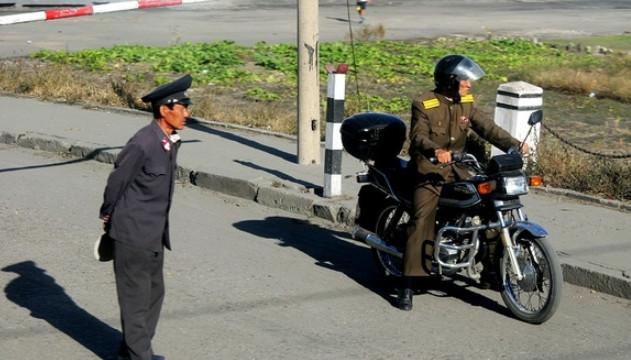 走进朝鲜:在朝鲜哪些人才会骑摩托车?