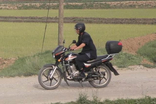 走进朝鲜:在朝鲜哪些人才会骑摩托车?