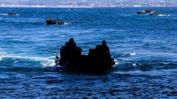 美军两栖战车沉没,8名士兵在车里淹死,20多吨的铁家伙别当船用