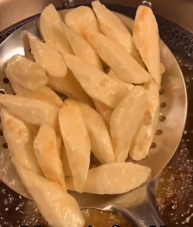 为什么你做的拔丝山药不拔丝呢?这样做的拔丝山药香脆又拔丝