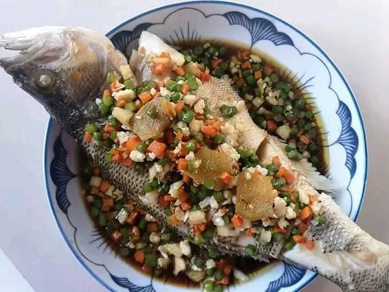 美食精选:清水煮鲈鱼、虾皮拌香菜、海笋炒面、糯米扣肉