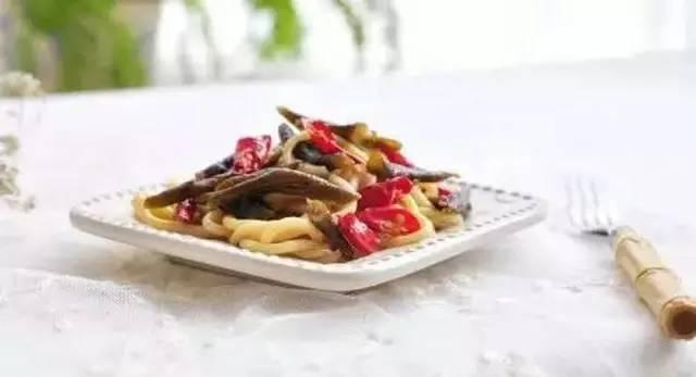 美食精选:清水煮鲈鱼、虾皮拌香菜、海笋炒面、糯米扣肉