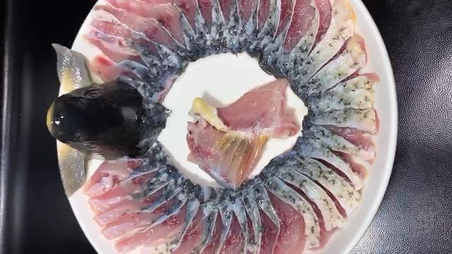 家常版蒜蓉辣酱蒸鲤鱼,肉质鲜嫩味美,造型美观漂亮,高端上档次