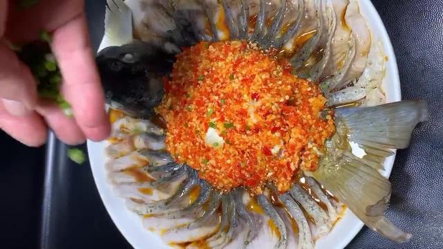 家常版蒜蓉辣酱蒸鲤鱼,肉质鲜嫩味美,造型美观漂亮,高端上档次