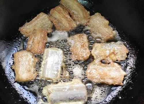 炸带鱼,可别再裹淀粉了!学会大厨这一招,带鱼外酥里嫩不粘锅
