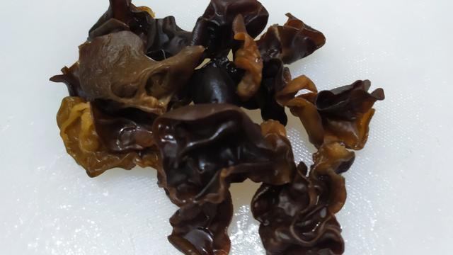 错将海鲜菇当金针菇买回家,第一次做这个菜,味道还不错。
